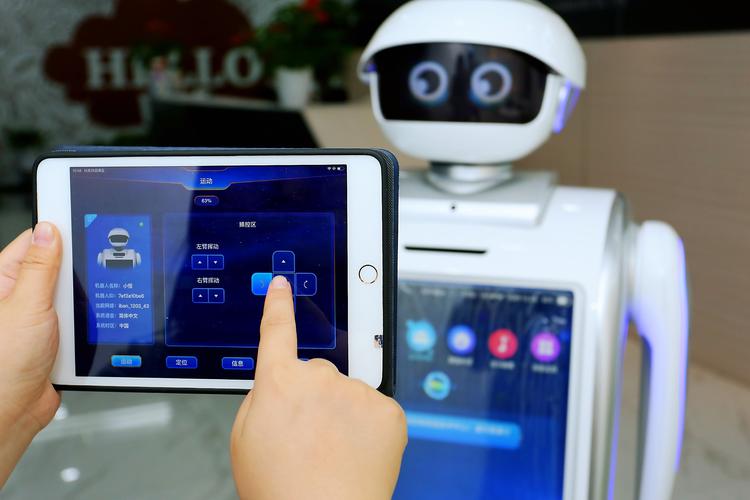 人工智能除了在机器人领域备受关注,还广泛应用到金融服务等与我们